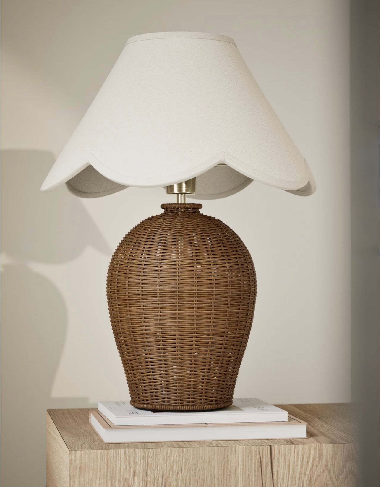 Wicker Scallop Shade Table Lamp